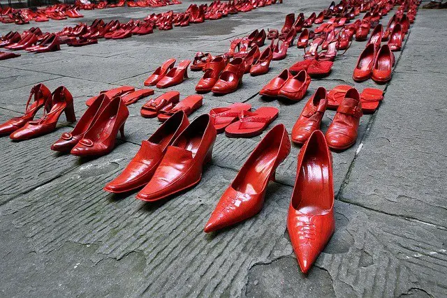 scarpe rosse contro violenza delle donne