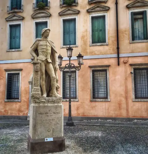 Statua di Angelo Beolco detto il Ruzzante a Padova