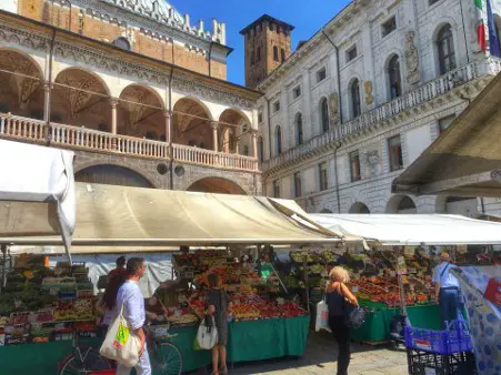 mercato piazza delle erbe Palazzo della Ragione Padova