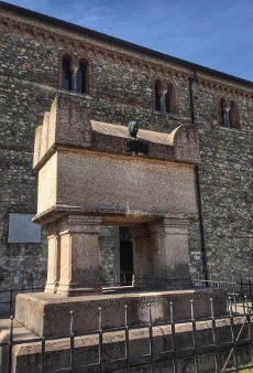 tomba del Petrarca ad Arquà Petrarca